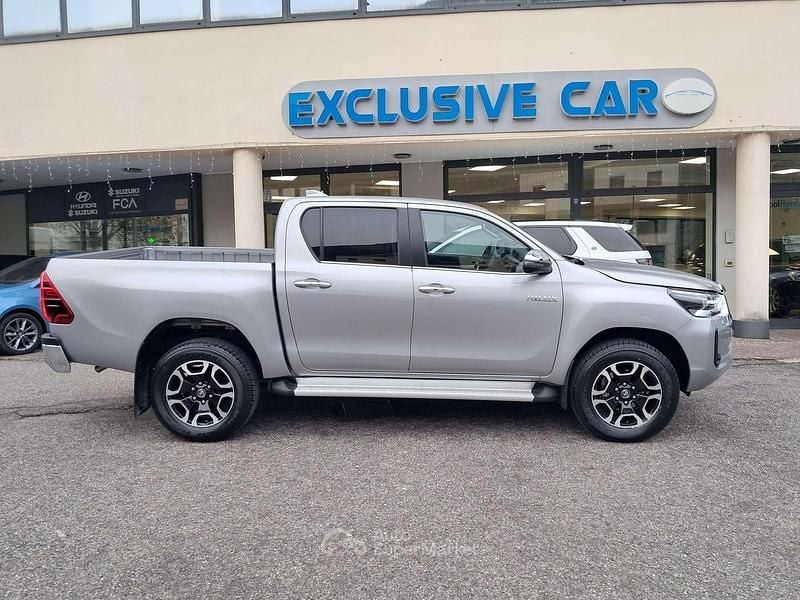 Nuova Toyota HiLux Executive 204 CV (150 kW) 2025 Deep silver Pick-up