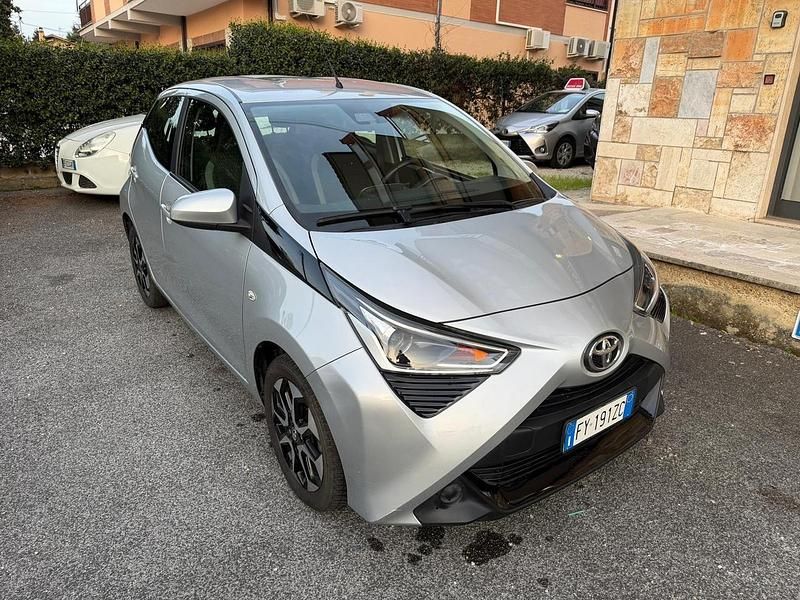Usata Toyota Aygo Connect Style 72 CV (52 kW) 2020 Argento Utilitaria