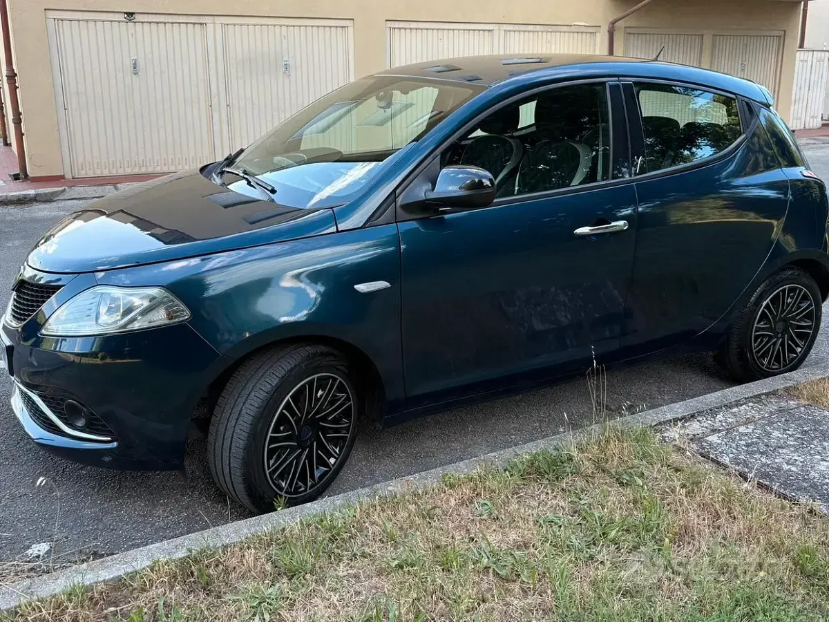 Usata Lancia Ypsilon Gold 69 CV (50 kW) 2018 Blu Utilitaria