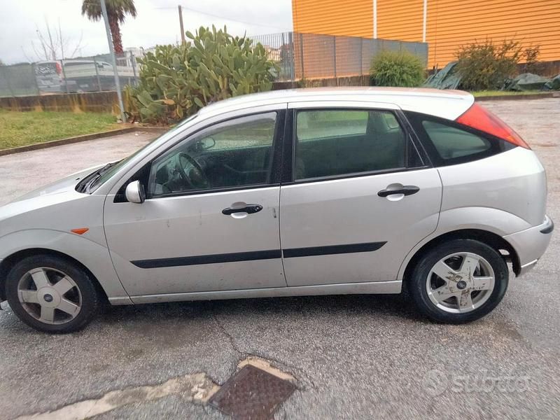 Usata Ford Focus 100 CV (73 kW) 2004 Grigio Berlina