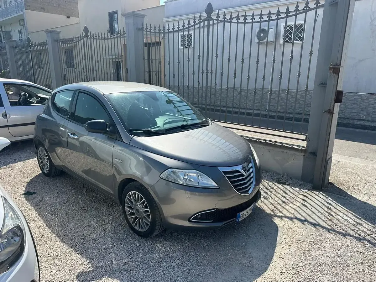Usata Lancia Ypsilon Platinum 69 CV (50 kW) 2014 Grigio Utilitaria