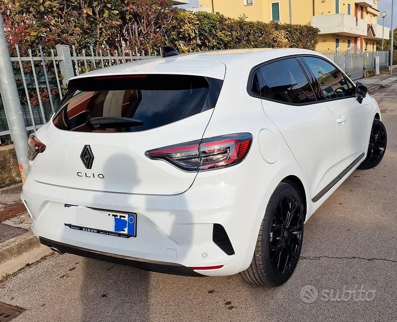 Usata Renault Clio V Techno 101 CV (74 kW) 2025 Bianco Berlina