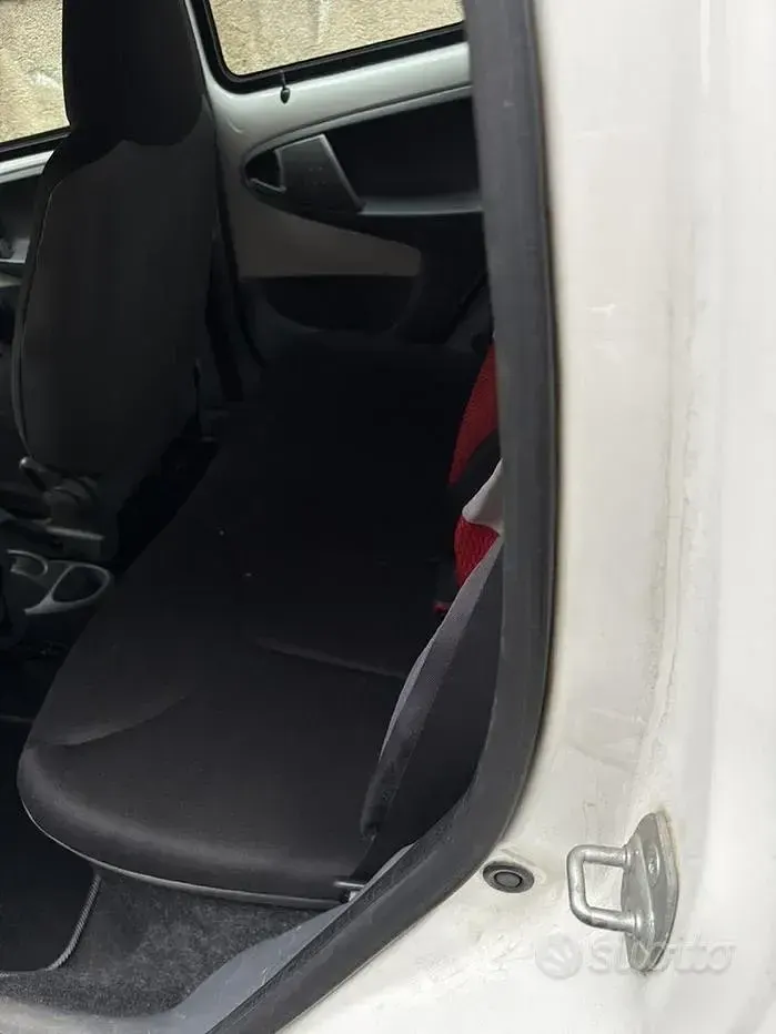 Usado Toyota Aygo Connect Style 68 HP (50 kW) 2010 Branco Citadino