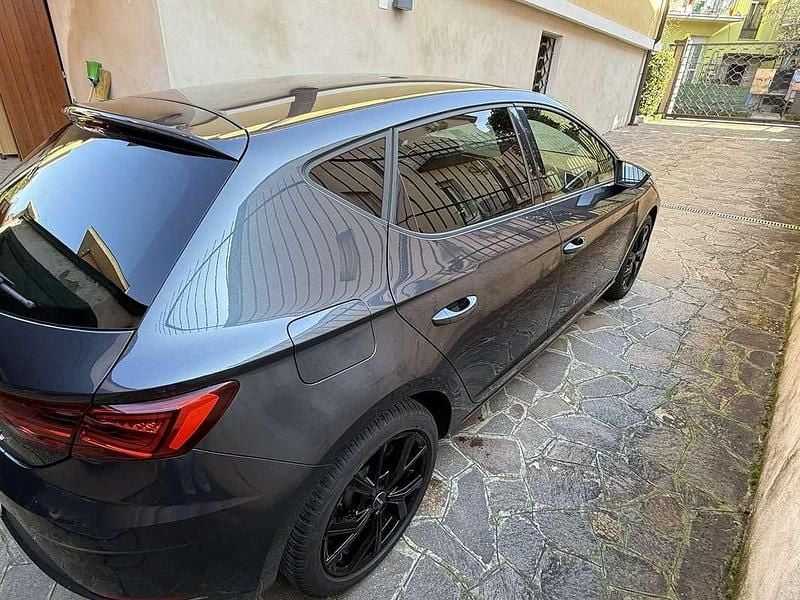 Käytetty Seat Leon FR 131 HP (96 kW) 2020 Harmaa Sedan