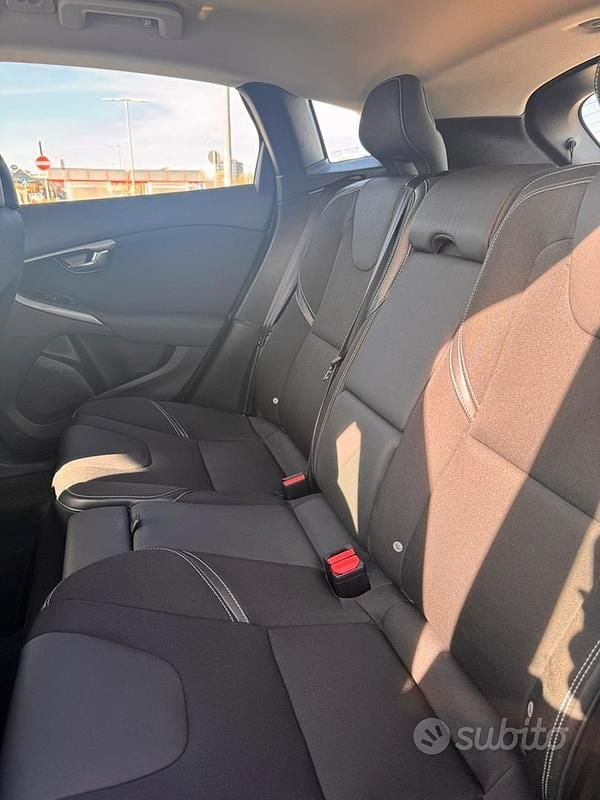 Usata Volvo V40 120 CV (88 kW) 2017 Grigio Berlina