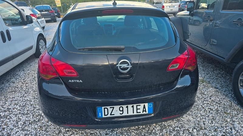 Usata Opel Astra 100 CV (73 kW) 2010 Nero Berlina
