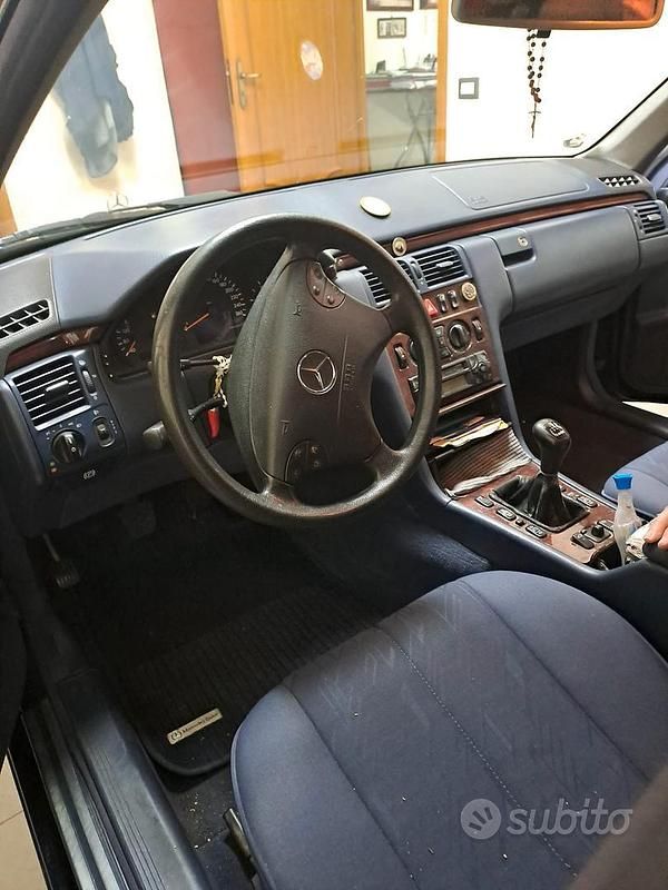 Usata Mercedes E270 1999 Blu Berlina