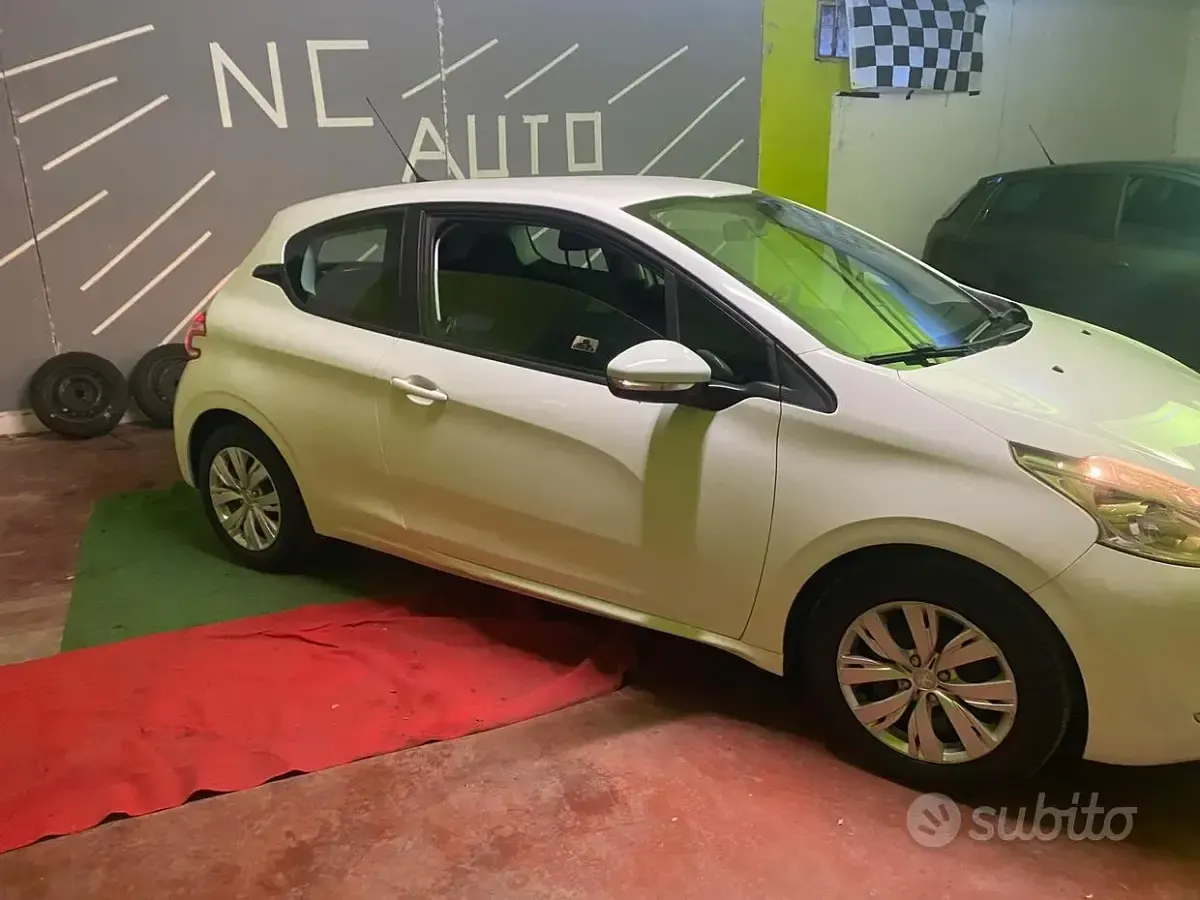 Usata Peugeot 208 Allure 68 CV (50 kW) 2012 Bianco Utilitaria