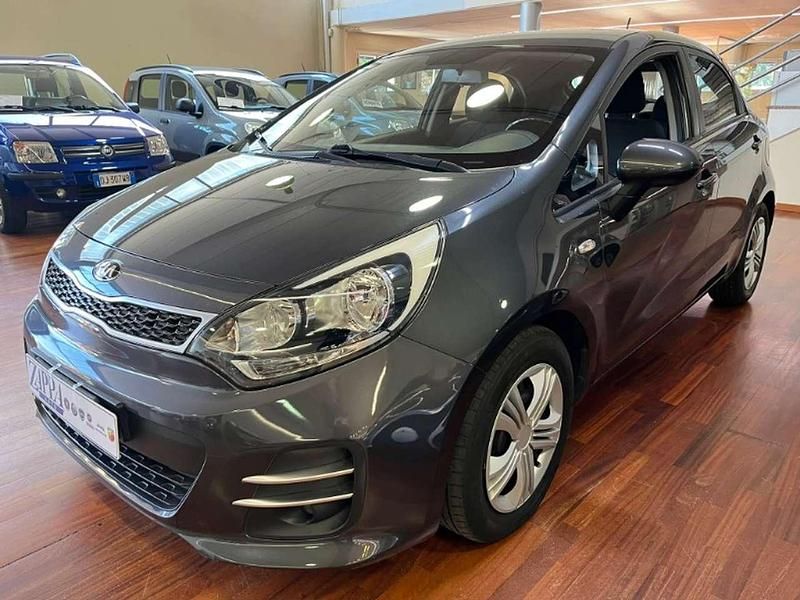 Grigio Usata 2015 Kia Rio Active Tre volumi | 7000 € (Buon prezzo) - Immagine 1/4