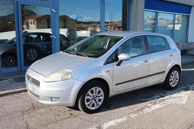 Usata Fiat Grande Punto Dynamic 77 CV (56 kW) 2009 Grigio Utilitaria