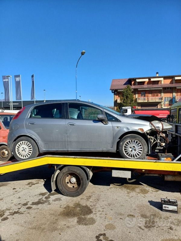 Usata 2005 Fiat Grande Punto Due volumi | 500 € - Immagine 1/4