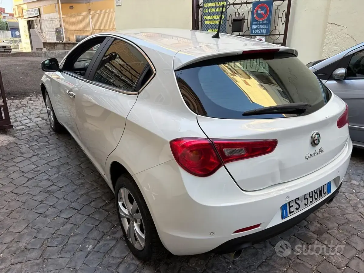 Usata Alfa Romeo Giulietta Exclusive 150 CV (110 kW) 2014 Bianco Utilitaria