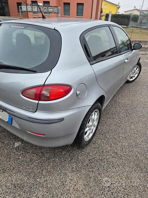 Usata Alfa Romeo 147 115 CV (84 kW) 2004 Grigio Utilitaria