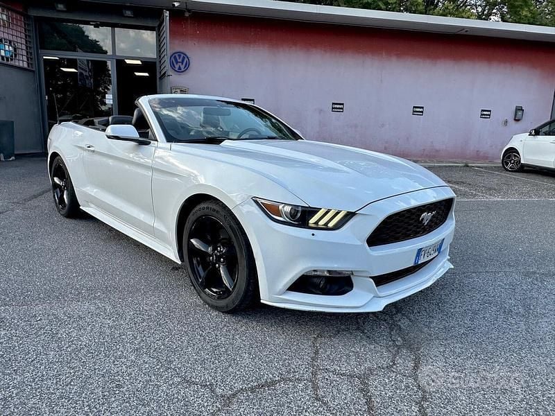Usata Ford Mustang Convertible 317 CV (233 kW) 2016 Bianco Cabrio