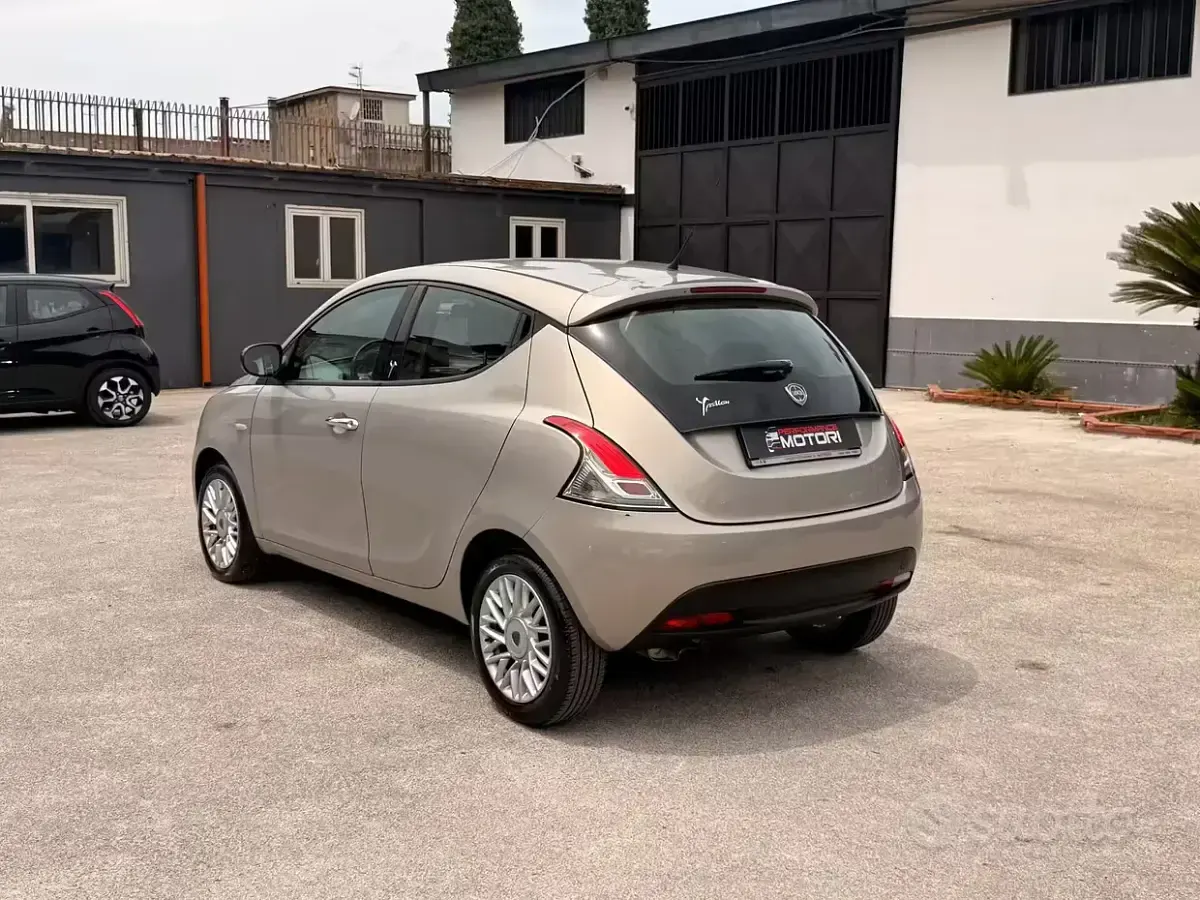 Usata Lancia Ypsilon Gold 69 CV (50 kW) 2014 Marrone Utilitaria