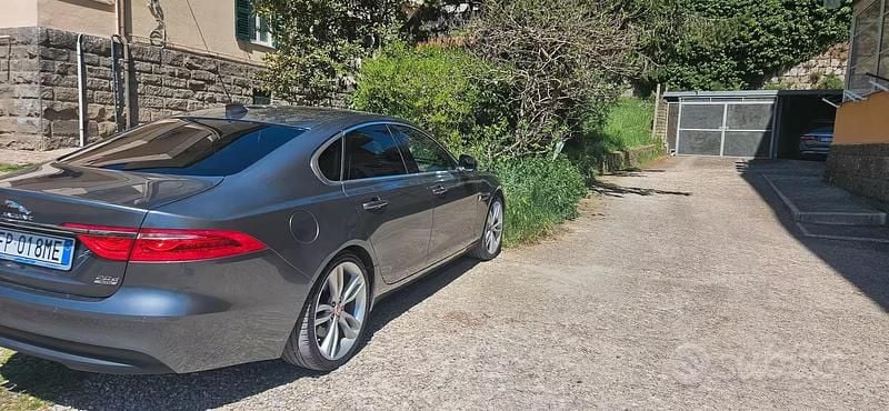 Usata Jaguar XF Portfolio 180 CV (132 kW) 2018 Grigio Berlina