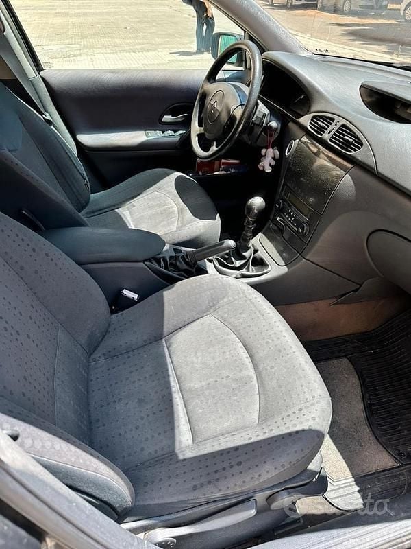 Usata 2004 Renault Laguna II Tre volumi | 1600 € - Immagine 1/4
