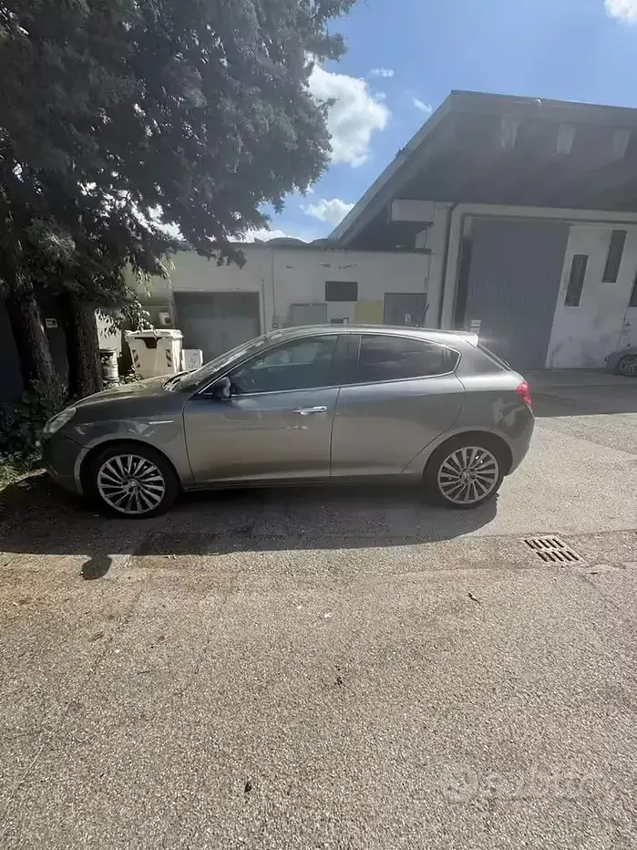 Usado Alfa Romeo Giulietta 175 CV (128 kW) 2014 Gris Utilitario