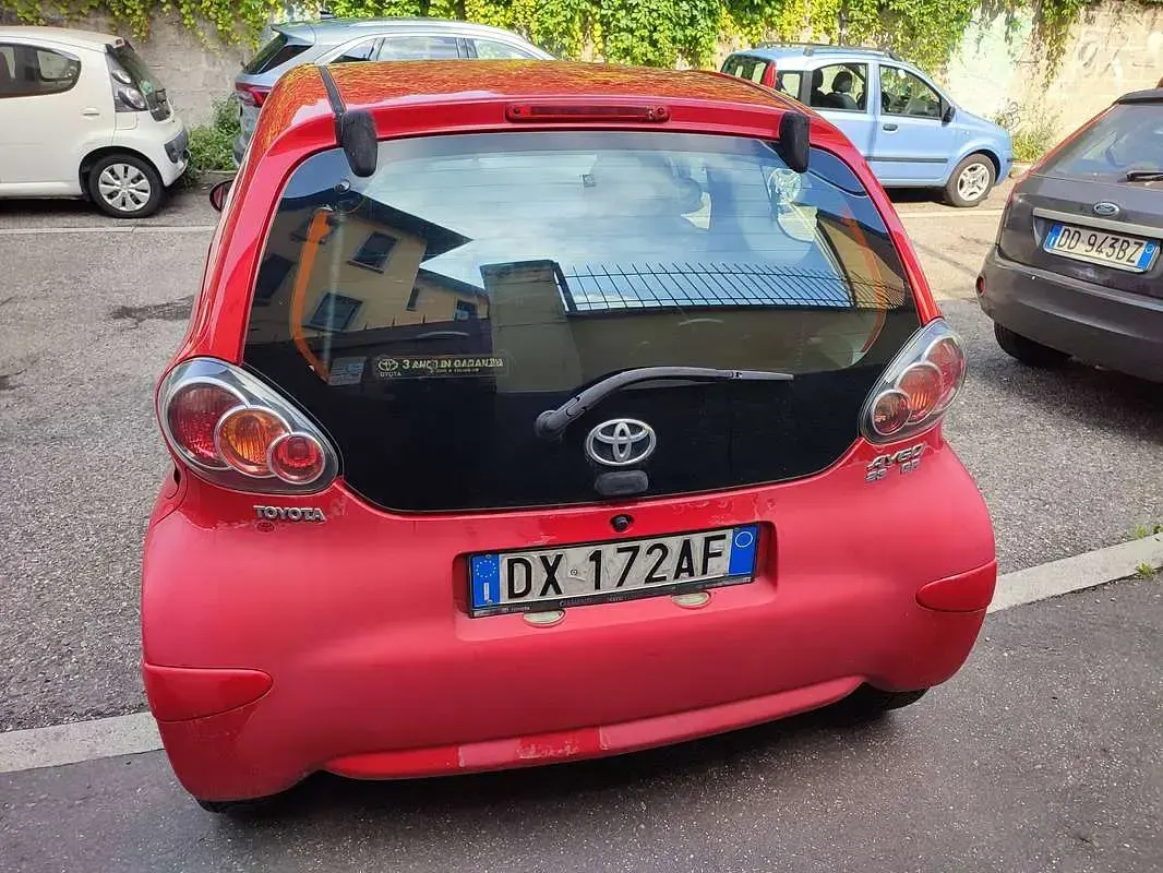 Usado Toyota Aygo Sol 68 HP (50 kW) 2009 Vermelho Citadino