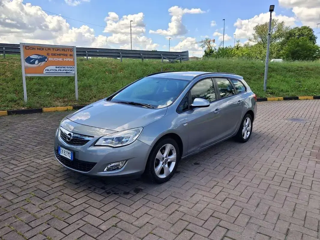 Usata Opel Astra Cosmo 140 CV (102 kW) 2012 Grigio Station wagon