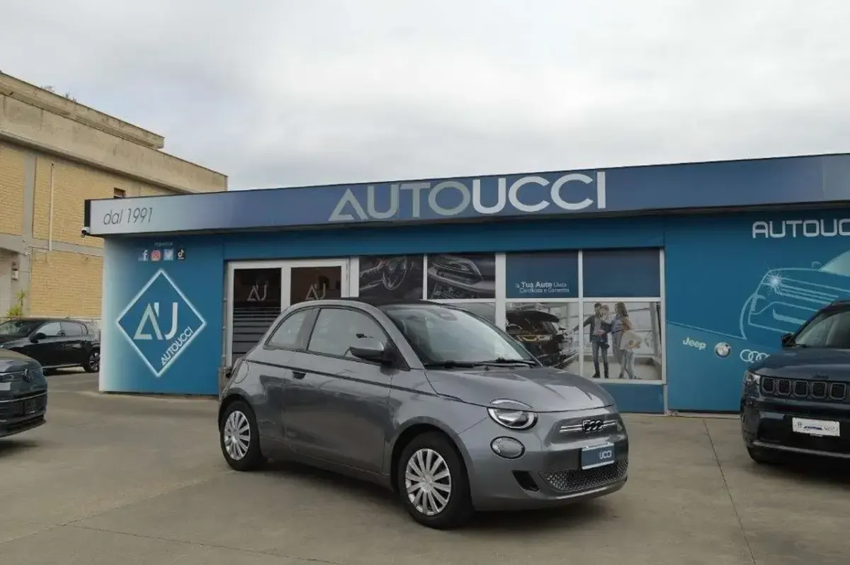 Usata Fiat 500e 42 kW (58 CV) 2023 Grigio colosseo Cabrio