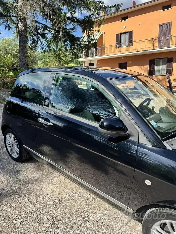Usata Lancia Ypsilon 69 CV (50 kW) 2012 Nero Utilitaria
