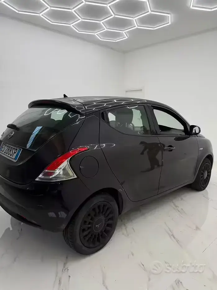 Usata Lancia Ypsilon Platinum 69 CV (50 kW) 2013 Viola Utilitaria