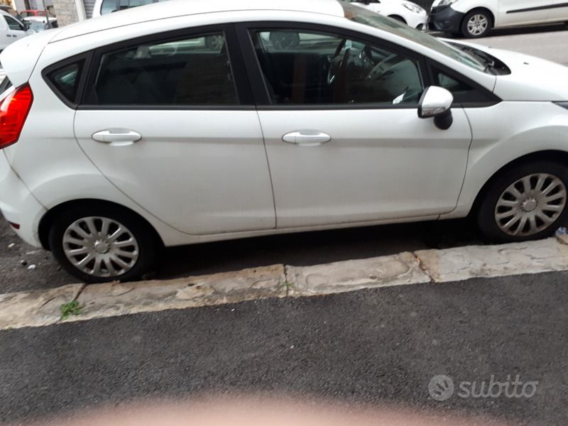 Usata Ford Fiesta Business Edition 82 CV (60 kW) 2014 Bianco Utilitaria