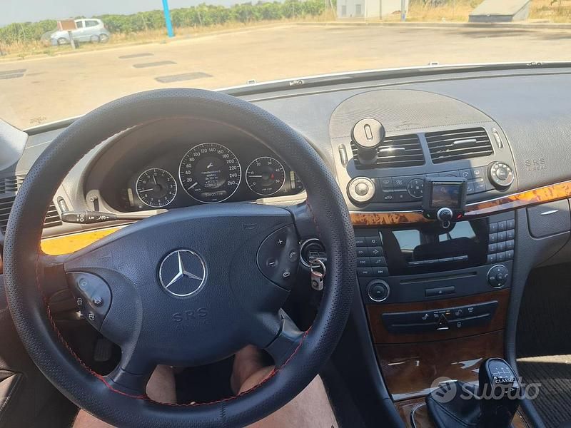 Usata Mercedes E220 150 CV (110 kW) 2004 Grigio Berlina