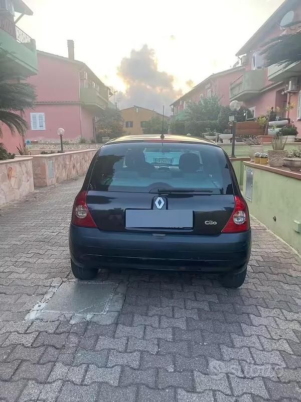 Käytetty Renault Clio II Privilege 82 HP (60 kW) 2003 Musta Sedan