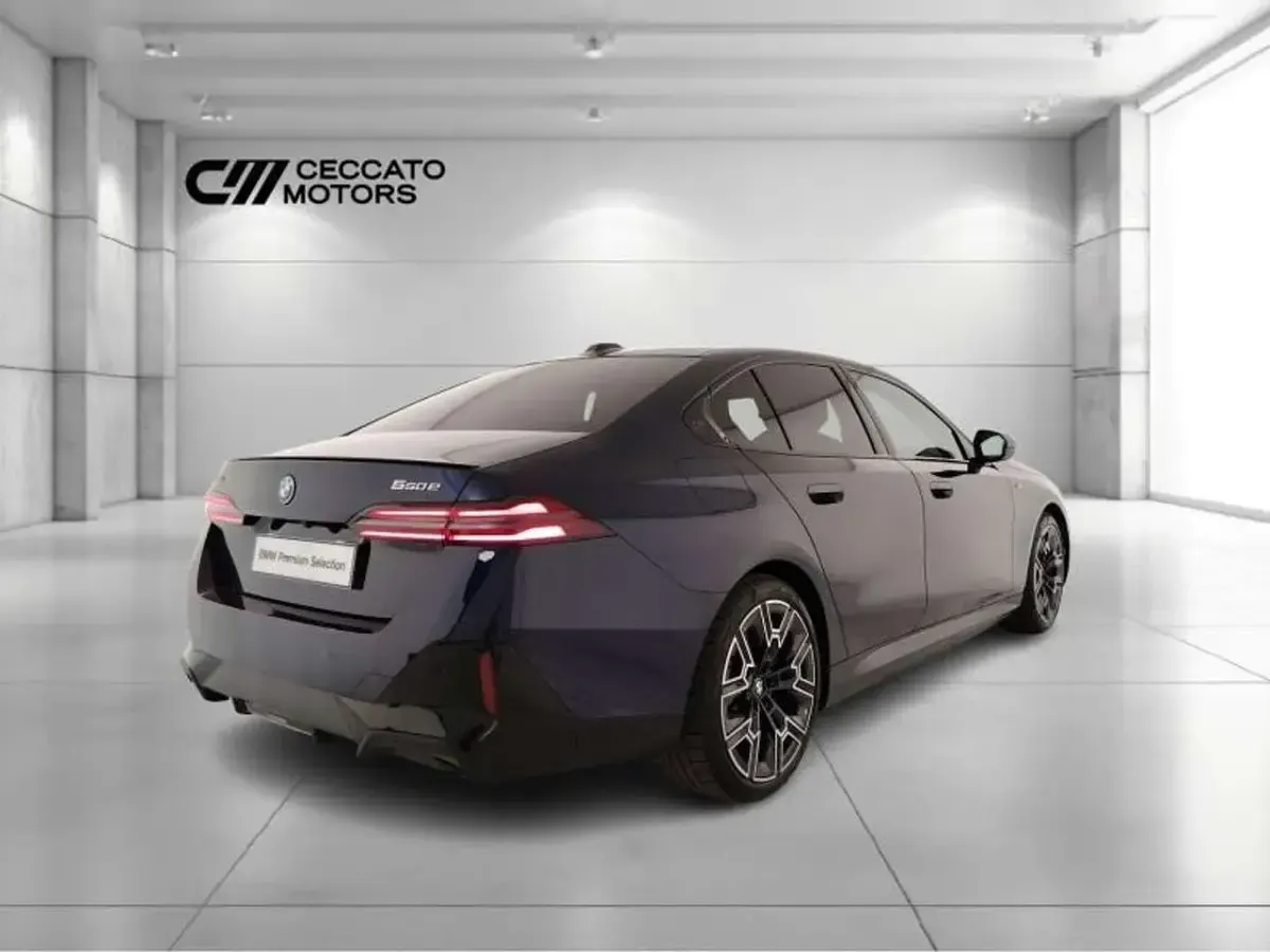 Usata BMW 550e M Sport 489 CV (359 kW) 2025 Blu Berlina