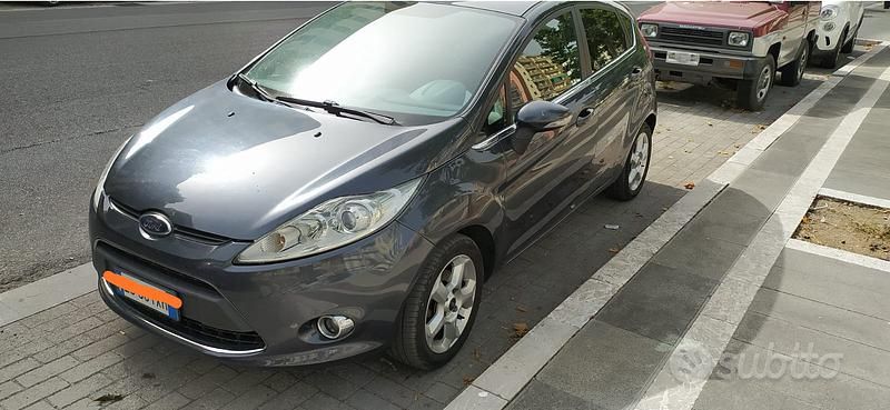 Begagnad Ford Fiesta Titanium 70 HK (51 kW) 2010 Grå Halvkombi
