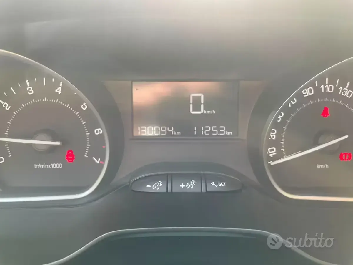 Usata Peugeot 208 82 CV (60 kW) 2016 Grigio Utilitaria