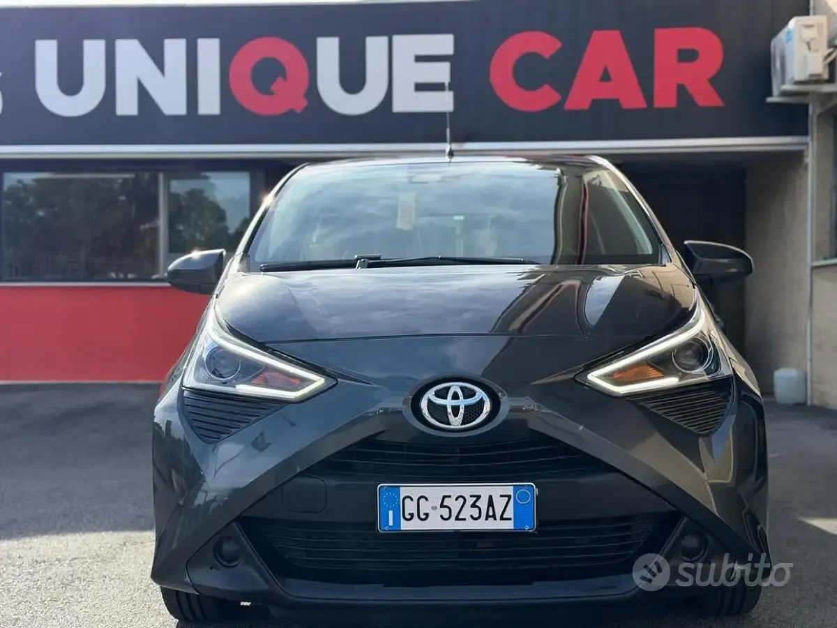 Usata Toyota Aygo Connect Style 72 CV (52 kW) 2021 Grigio Utilitaria