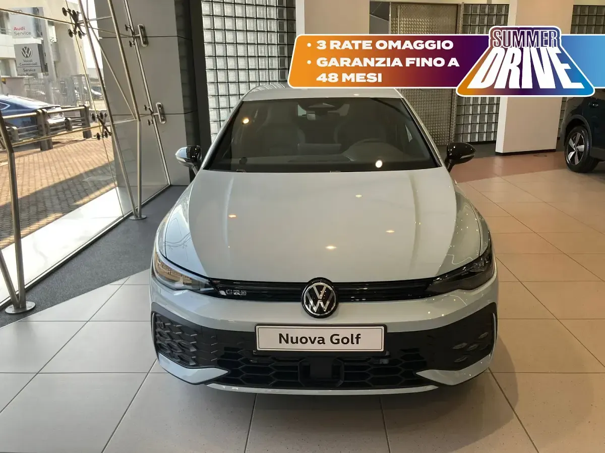 Nuova VW Golf VIII GTE 272 CV (200 kW) 2026 Crystal ice blue metallizzato Berlina