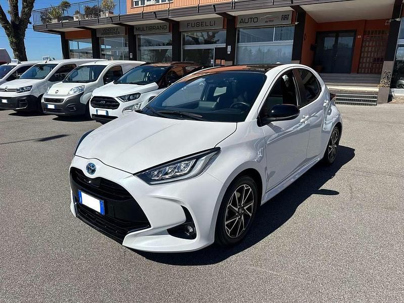 Usata Toyota Yaris Hybrid Lounge 116 CV (85 kW) 2022 Bianco Berlina