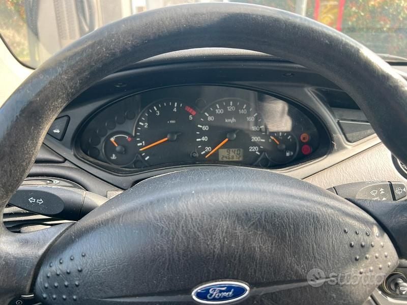 Käytetty Ford Focus 115 HP (84 kW) 2002 Harmaa Sedan