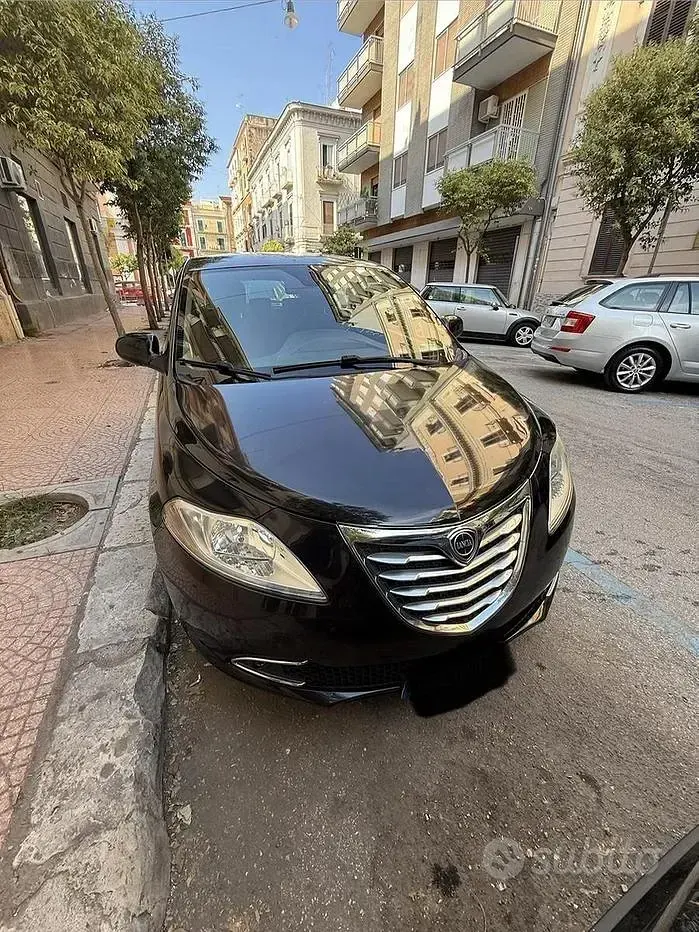 Usata Lancia Ypsilon 69 CV (50 kW) 2015 Nero Utilitaria