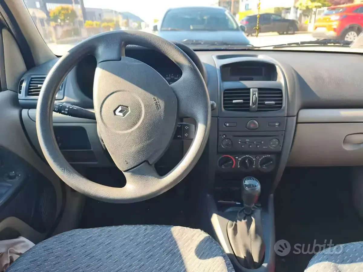 Usata Renault Clio II 65 CV (47 kW) 2003 Grigio Berlina