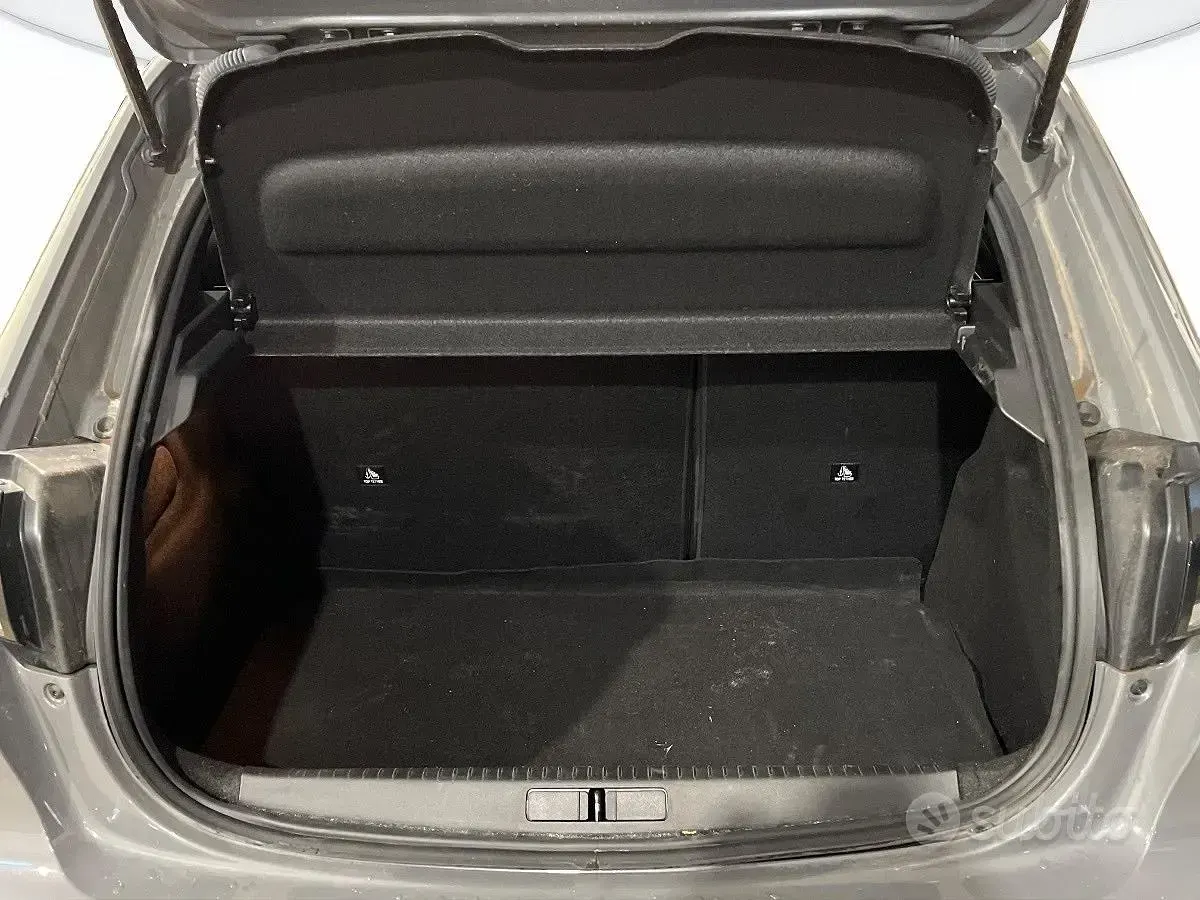 Usata Peugeot 208 Allure 101 CV (74 kW) 2025 Grigio Utilitaria