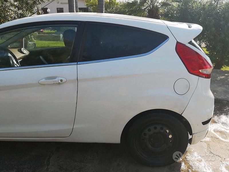 Usata Ford Fiesta 134 CV (98 kW) 2010 Bianco Utilitaria