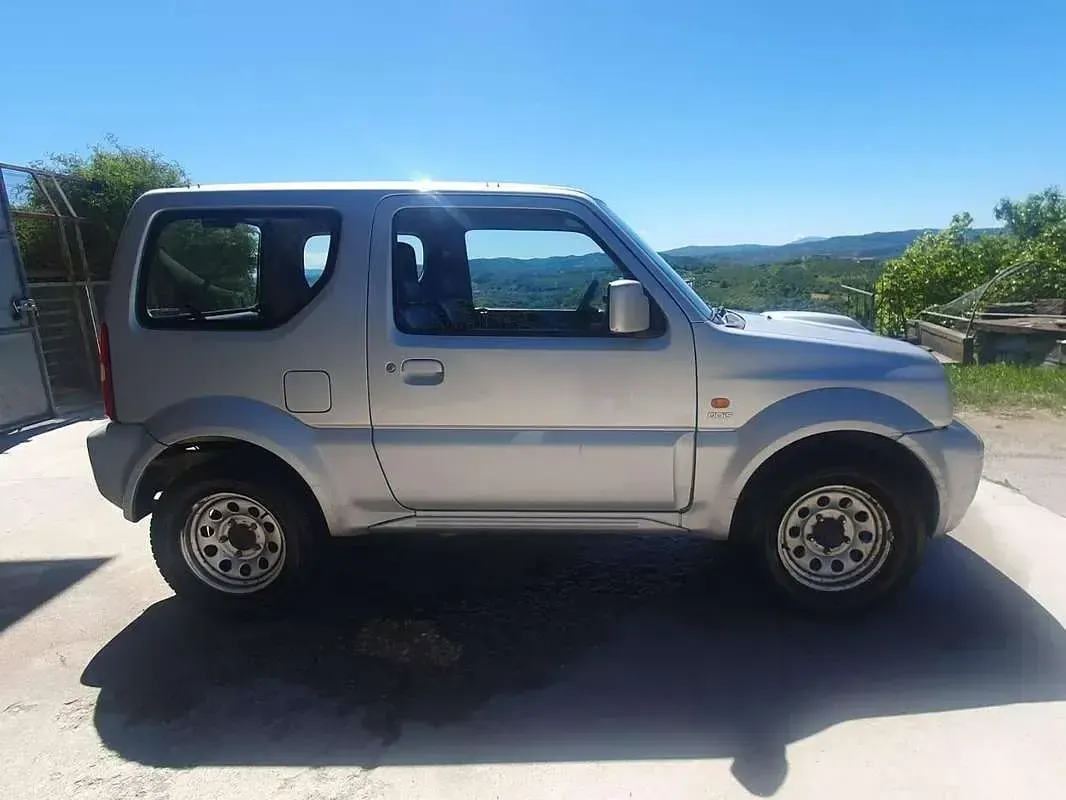 Usata Suzuki Jimny 86 CV (63 kW) 2007 Argento SUV