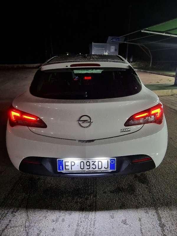 Usata Opel Astra GTC Cosmo 131 CV (96 kW) 2012 Berlina