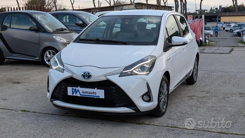 Usata Toyota Yaris Hybrid Cool 73 CV (53 kW) 2017 Bianco Berlina
