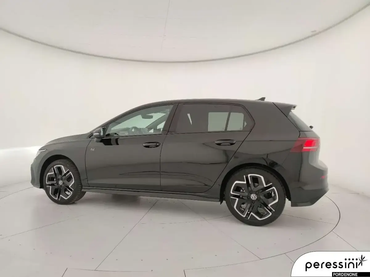 Nuova VW Golf VIII R-line Plus 150 CV (110 kW) 2026 Grenadill black metallizzato Berlina