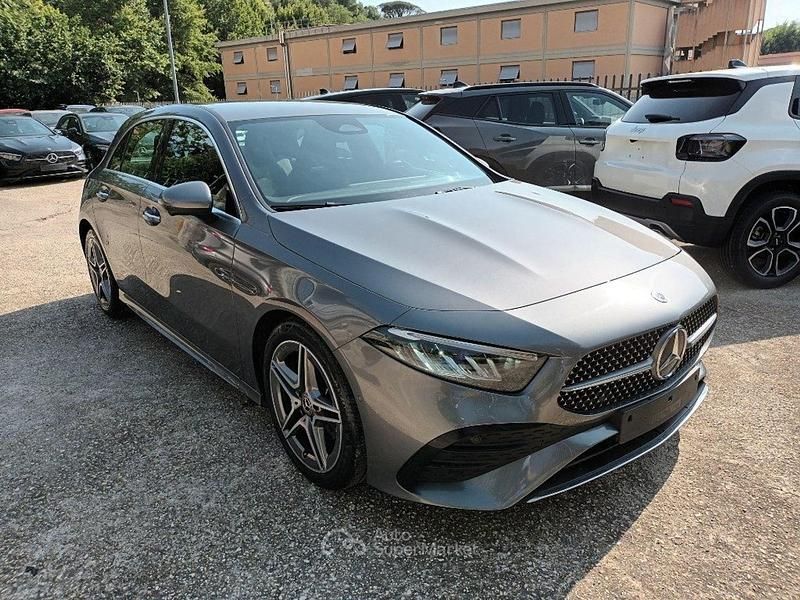 Grigio Usata 2024 Mercedes A180 AMG line Tre volumi | 33.870 € (Buon prezzo) - Immagine 1/4