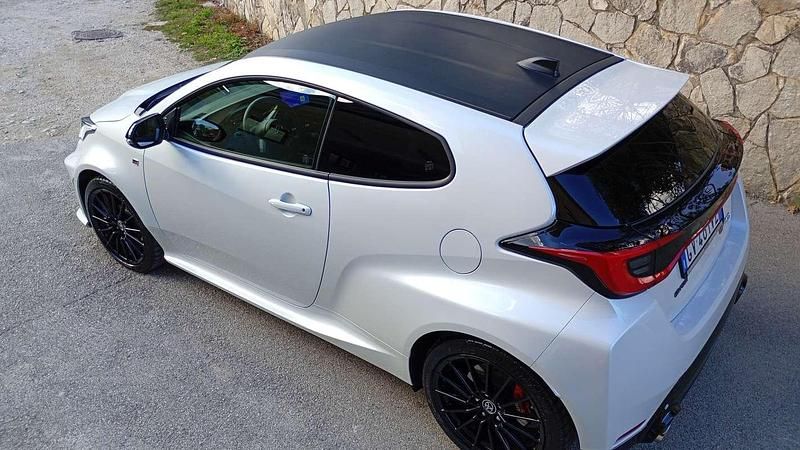 Usata Toyota Yaris 280 CV (205 kW) 2024 Bianco Berlina