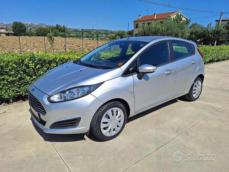 Usata Ford Fiesta 95 CV (69 kW) 2016 Grigio Utilitaria