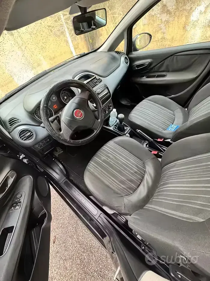 Usado Fiat Punto 75 CV (55 kW) 2010 Negro Utilitario