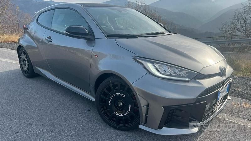 Usata Toyota Yaris 280 CV (205 kW) 2025 Grigio Utilitaria